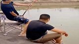 两个大男人被一条鱼拉进水里，说出去简直太丢人了