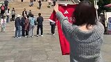 女博主青书拿着利物浦球衣拜佛 祈祷能够拿下双红会