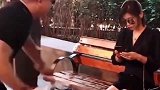 小伙突然泼了美女一脸水，当看到美女的反应，太扎心了！