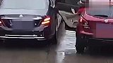 马路上乱开车门，结果把迈巴赫刮了，看你怎么赔偿