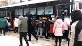 到底人坐车，还是车坐人大雪过后的沈阳负责推公交