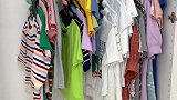 家里衣服多，想穿却找不到，幸亏有这个衣架，整洁、一目了然
