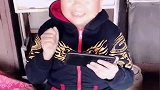 袖珍小伙模仿轻功水上漂，不料功夫不到家，结果搞笑了！