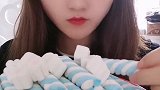 吃冰小姐姐直播吃棉花糖，冰冻了好几天后，声音听着真过瘾！