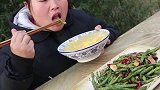 胖妹嘴馋搞了一大碗丝瓜汤泡饭，配上炸龙豆馋哭了，大口吃饭真香