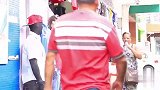 服装模特恶作剧，男子假扮服装模特吓路人，路人防不胜防