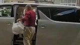 儿子开百万豪车送母亲卖废品，在妈妈眼里就是普通面包车