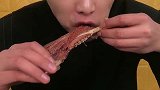 北京小伙啃羊头，这是几天没吃过肉了