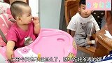 宝宝吃饭知道看脸色，姥爷哄半天就不吃，姥姥一凶，小嘴立马张开
