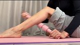 如果你小腿肌肉发达 那你一定要狼牙棒 放松小腿 小腿两侧也滚起来 对外翻有很大改善 最后一个好虐呀肌肉腿