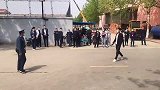 从“歹徒”翻大门的姿势来看，学校的反恐演习找对人了！