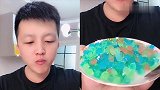爱吃冰的小伙子终于直播了，水晶小冰块吃的超过瘾，我向往的生活