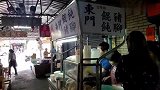 台北路边小摊，虽然很不起眼，但猪脚和馄饨面很厉害，有水准好吃