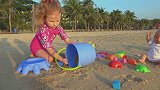 萌娃小可爱沙滩玩沙玩的好开心！小家伙做的这是什么呀？真有趣！