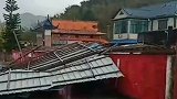 云南普洱出现雷雨大风天气 居民房顶被掀翻树木被连根拔起