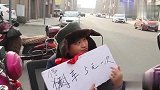 小两口停车，谁知遇上斗鸡眼，太搞笑
