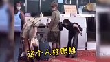 当明星在机场偶遇的不同反应，太真实了～