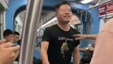 重庆一男子地铁上乱吐痰遭劝阻 满口脏话还欲动手打女乘客