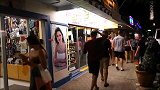 街头整蛊，男子伪装成植物吓路人，路人防不胜防