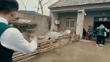 军人新郎感人跪拜，脱下军装为已故奶奶送别