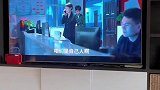 老公卧室呼叫老婆20分钟无人回应，无奈电视投屏求救
