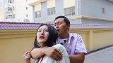 男子路边打劫美女，不料美女不按套路出牌，成功躲过一劫，真有才