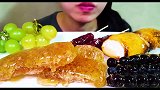 小姐姐吃超级甜蜜蜜的冰糖蓝莓，咬一口，甜到心坎了