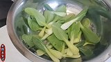 教你青菜肉丝做出饭店的味道，脆嫩入味又营养，原汁原味