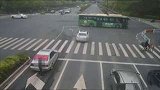 浙江杭州：路怒症发作？司机掏出铁锤，吓得对方闯红灯逃窜