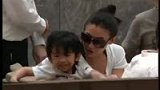 张柏芝携两子与婆婆喝茶 可爱小儿子曝光-7月27日