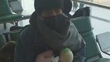 肖战机场抱玩偶这也太萌了吧，一点也不像是快三十岁的人啊，一脸