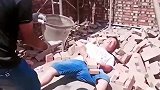 农民工热倒在地上，工友帮忙降温喂水
