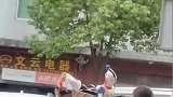 四川凉山奶奶背篓里坐着一个奥特曼！