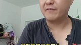 一个猫翻来翻去，一个猫爱凑热闹。