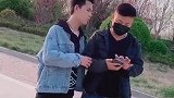 这父子俩只要站在一起，爸爸就情不自禁的，和儿子比一下个头
