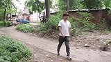 弟弟上大学亲哥亲姐一分钱不借，邻居却直接掏出养老金，结局感人