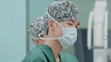，神外手术，冯琛稳步操作，周深高度评价狮心鹰眼妇人手