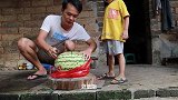 小诗哥买10斤大西瓜，家里小朋友都乐坏了，还做了一道美食