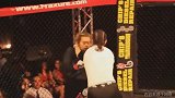 MMA女子战大姐开场太嘚瑟 惨遭顶膝+暴锤组合大招血虐