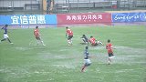 场地湿滑双方成水球大战 人和队员不慎受伤倒地