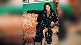 郭碧婷刺绣外套印花裙玩转“魔性”霓虹色