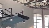 未满六岁女孩，成功挑战十米跳台
