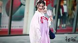 三里屯街拍，偶遇古装小姐姐，真的是回眸一笑百媚生