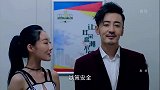 男子在电梯泡妞，结果保安在监控室看见，原来是他的女儿气！