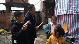 包立春带三小孩玩耍回来，被抱怨，桃子姐做虾仁蒸蛋，美滋滋