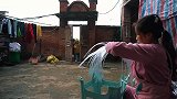 包立春带三小孩玩耍回来，被抱怨，桃子姐做虾仁蒸蛋，美滋滋