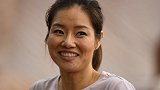 又见李娜挥拍！入驻名人堂前 娜姐与当地学生亲切互动