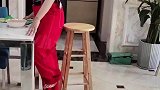 椅子都抽走了，人为什么没有掉下来