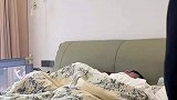 嫂子和哥哥没在家，我带女朋友回家后睡他们房间