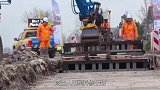 荷兰人用塑料修公路，成本低效率高，就跟搭积木一样